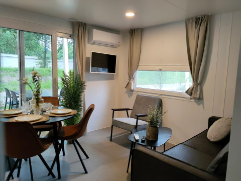 Moderne stue og spisestue i Tiny Cottage på Kaatsheuvel, Holland, med stilfuldt interiør og store vinduer.