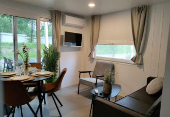 Moderne stue og spisestue i Tiny Cottage på Kaatsheuvel, Holland, med stilfuldt interiør og store vinduer.