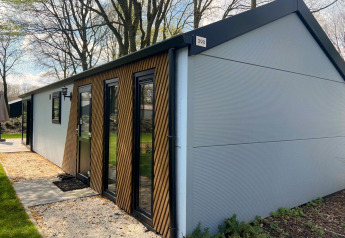 Moderno lodge Velthorst a Kaatsheuvel, Paesi Bassi, con accenti in legno e immerso nel verde.
