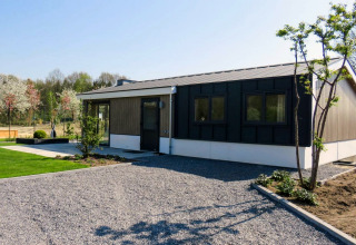 Chalet Velthorst in Kaatsheuvel, Niederlande, ein modernes Haus mit Kiesauffahrt und gepflegtem Garten.