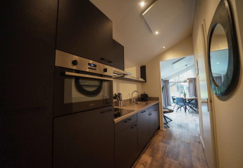 Moderne keuken van de Kids Adventure cottage in Kaatsheuvel, Nederland, met zicht op de eetruimte.