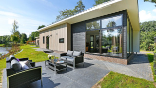 Lodge Grand Modern con sauna finlandese presso Holiday Park De Lochemse Berg, Paesi Bassi, terrazza.