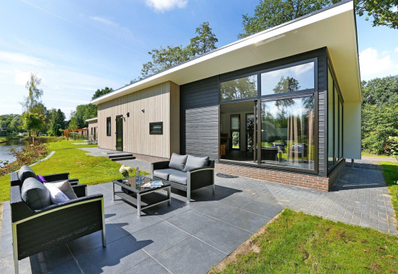 Lodge Grand Modern con sauna finlandesa en Holiday Park De Lochemse Berg, Países Bajos, terraza jardín.