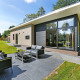 Moderne Lodge Grand med finsk sauna ved Holiday Park De Lochemse Berg, Holland, med udendørs terrasse.
