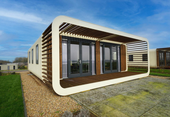 Casa pequeña moderna Modus 6 con grandes ventanales y detalles de madera bajo un cielo azul claro.