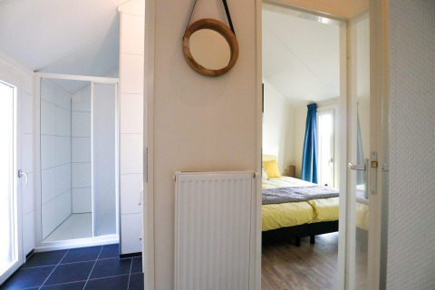 Interieur van Beach House 4 bij Marina Strandbad, Nederland, met zicht op slaapkamer en badkamer.