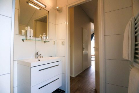 Baño moderno con mueble blanco en Beach House 4, Marina Strandbad, Países Bajos, luminoso