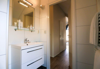 Baño moderno con mueble blanco en Beach House 4, Marina Strandbad, Países Bajos, luminoso