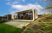Lodge Modus 4 moderne au Marina Strandbad, Pays-Bas, au design rectangulaire unique et cadre naturel.