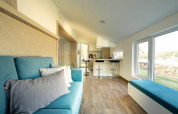 Luminoso y moderno salón en la Panorama Cottage 4 de Marina Strandbad, Países Bajos, con vistas al jardín.