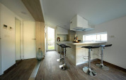 Cuisine moderne et coin repas dans la Panorama Cottage 4 du Marina Strandbad, aux Pays-Bas.