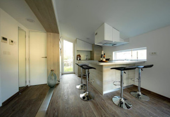 Moderne indretning af køkken og spiseområde i Panorama Cottage 4 ved Marina Strandbad, Nederlandene.