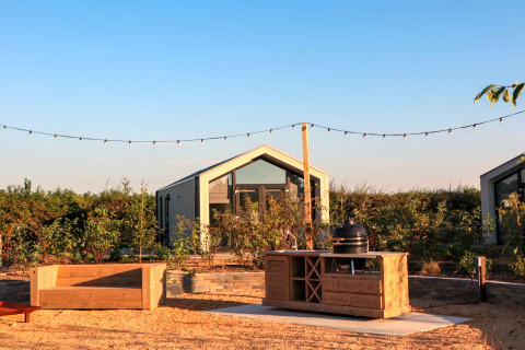 Tiny House 2, una moderna tiny house al Marina Strandbad nei Paesi Bassi con salotto e giardino esterni.