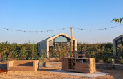 Moderne tiny house genaamd Tiny House 2 bij Marina Strandbad in Nederland, met buitenlounge en tuin.