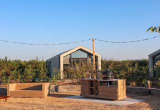 Tiny House 2, una moderna tiny house al Marina Strandbad nei Paesi Bassi con salotto e giardino esterni.