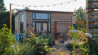 Tiny House 4, piccola casa in legno con luci esterne, immersa nel verde e con area relax all’aperto.
