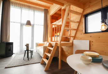 Moderne indretning i Tiny House 4 ved Marina Strandbad i Holland, med træinteriør og hemseseng.