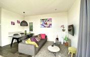 Bright, modern living room in Cube la Mer 4 lodge at Marina Strandbad, Netherlands, with colorful decor.