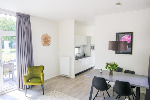 Lichte, moderne lodge Cube la Mer 4 bij Marina Strandbad in Nederland, met zit- en eethoek, eigentijdse stijl.