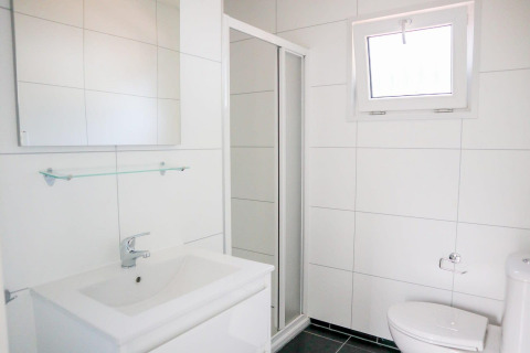 Moderne badkamer in Cube la Mer 4 bij Marina Strandbad, Nederland, met douche en witte tegels.