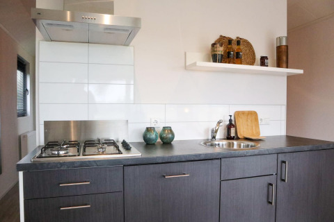 Cocina moderna en Wellness Lodge 2 de Marina Strandbad, Países Bajos, con estufa y fregadero.