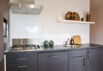 Cocina moderna en Wellness Lodge 2 de Marina Strandbad, Países Bajos, con estufa y fregadero.