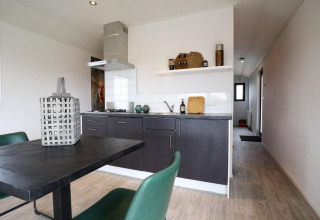 Cocina moderna y comedor en Wellness Lodge 2 en Marina Strandbad, Países Bajos, con decoración elegante.