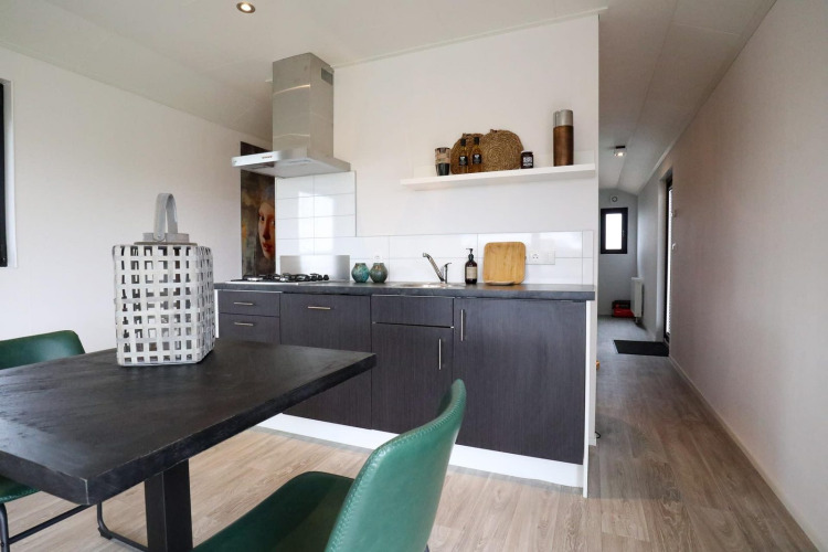 Cocina moderna y comedor en Wellness Lodge 2 en Marina Strandbad, Países Bajos, con decoración elegante.