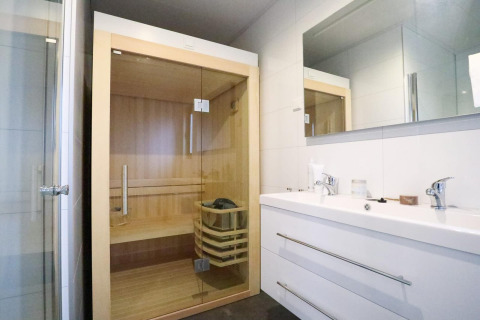 Baño moderno con sauna y lavabo doble en Wellness Lodge 2, Marina Strandbad en los Países Bajos.