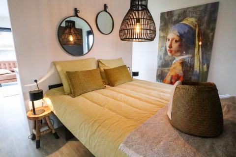 Moderne soveværelse på Wellness Lodge 2, Marina Strandbad, Nederlandene, med kunst og stilfuld indretning.