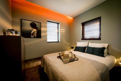 Dormitorio moderno en Modus 4 de Marina Strandbad, Países Bajos, con cama doble y obra de arte ambiental.