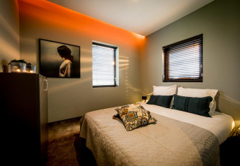 Modern bedroom at Modus 4, Marina Strandbad, Netherlands, featuring a double bed and ambient artwork.