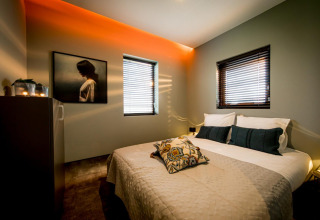 Dormitorio moderno en Modus 4 de Marina Strandbad, Países Bajos, con cama doble y obra de arte ambiental.