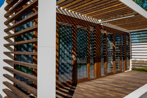 Listones de madera soleados y terraza de la cabaña Modus 4 en Marina Strandbad, Países Bajos.