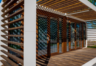 Listones de madera soleados y terraza de la cabaña Modus 4 en Marina Strandbad, Países Bajos.