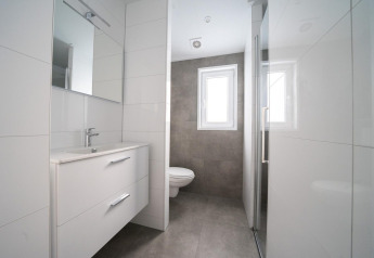 Modern bathroom at Hackfort 6, De Kraaijenbergse Plassen, Netherlands, featuring clean white decor.