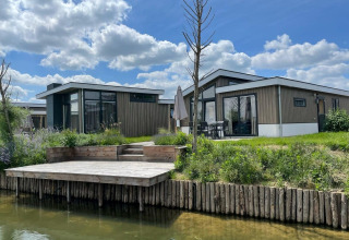 Photo du lodge Hackfort 6 à De Kraaijenbergse Plassen, Pays-Bas, avec terrasse et vue sur l’eau.