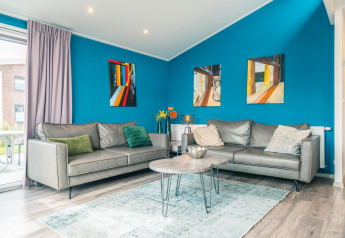 Helles Wohnzimmer in der Hackfort 8 Lodge an den Kraaijenbergse Plassen, Niederlande, mit Kunst und modernen Sofas.
