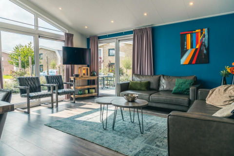 Moderne leefruimte in Hackfort 8 lodge bij De Kraaijenbergse Plassen, Nederland, met stijlvolle inrichting en veel licht.