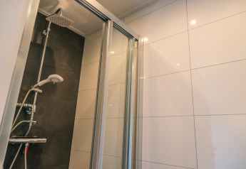 Moderne Duschkabine mit Glaswand und Regendusche in Hackfort 8 bei De Kraaijenbergse Plassen, Niederlande.
