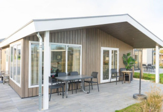 Moderna cabaña Hackfort Waterfront 4 con terraza y asientos al aire libre en De Kraaijenbergse Plassen, Países Bajos.