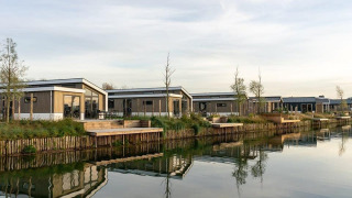 Lodges modernes au bord de l’eau à Hackfort Waterfront 6, entourés d’un paysage paisible et naturel.