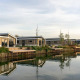 Moderne hytter ved vandkanten på Hackfort Waterfront 6, omgivet af fredelige omgivelser og natur.