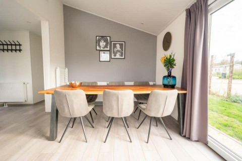 Salle à manger moderne au Hackfort Waterfront 6, De Kraaijenbergse Plassen, Pays-Bas, avec six chaises.