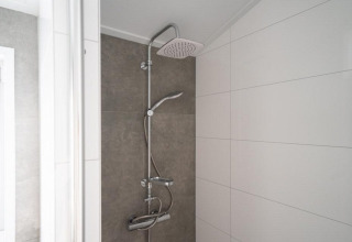 Moderne douche in Hackfort Waterfront 6 aan De Kraaijenbergse Plassen, Nederland, met regendouche.