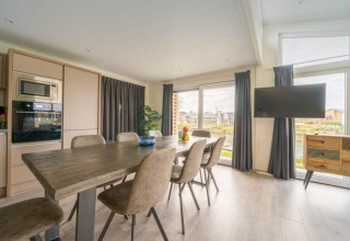 Modernes Esszimmer in der Hackfort Waterfront 8 Lodge mit Blick auf De Kraaijenbergse Plassen in den Niederlanden.