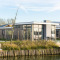 Moderne pavilionlodge aan het water met grote ramen en terras, Pavilion Waterfront 6, omgeven door natuur.