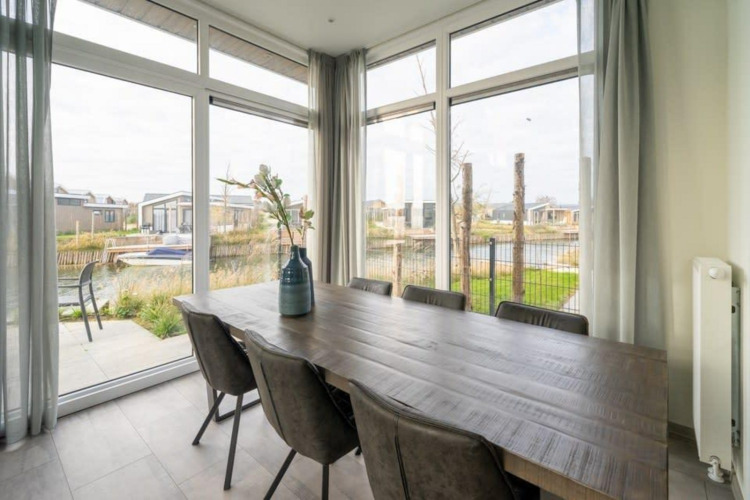 Essbereich im Pavilion Waterfront 6, De Kraaijenbergse Plassen, Niederlande, mit Blick aufs Wasser.