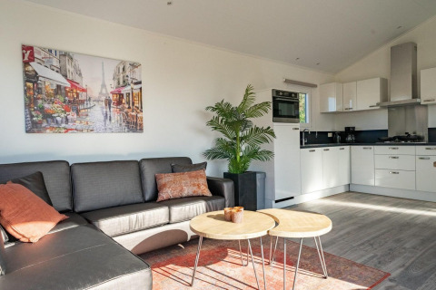 Salon lumineux et cuisine du lodge Velthorst 4 à De Kraaijenbergse Plassen, Pays-Bas.