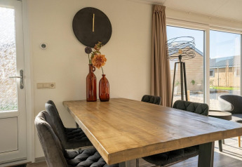 Eethoek in Velthorst 4 lodge aan De Kraaijenbergse Plassen, Nederland, met moderne inrichting en veel licht.